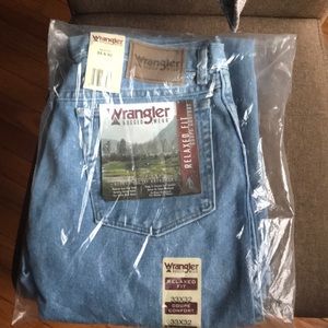 NWT Men’s wrangler jeans relaxed fit size 33x32.
